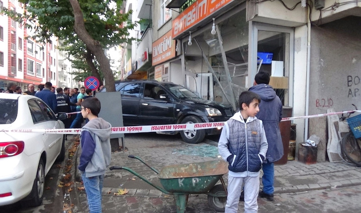 Kontrolden Çıkan Otomobil Fırına Girdi
