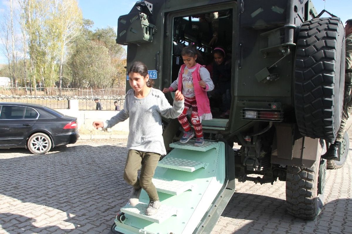 Köy Çocukları İlk Defa Zırhlı Askeri Araca Bindi