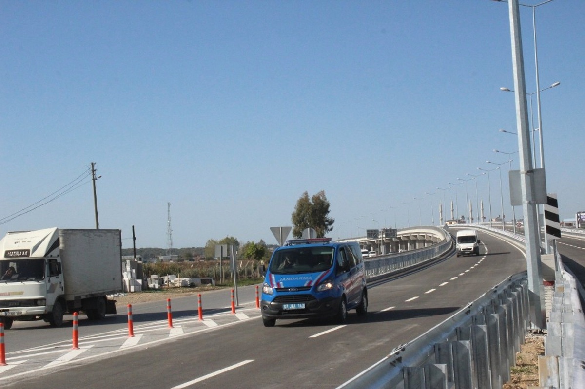 Manavgat\'ın İlk Köprülü Kavşağı Araç Trafiğine Açıldı