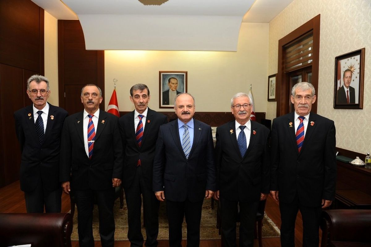 Muharip Gaziler Derneği Yöneticileri Vali Çakacak\'ı Ziyaret Etti