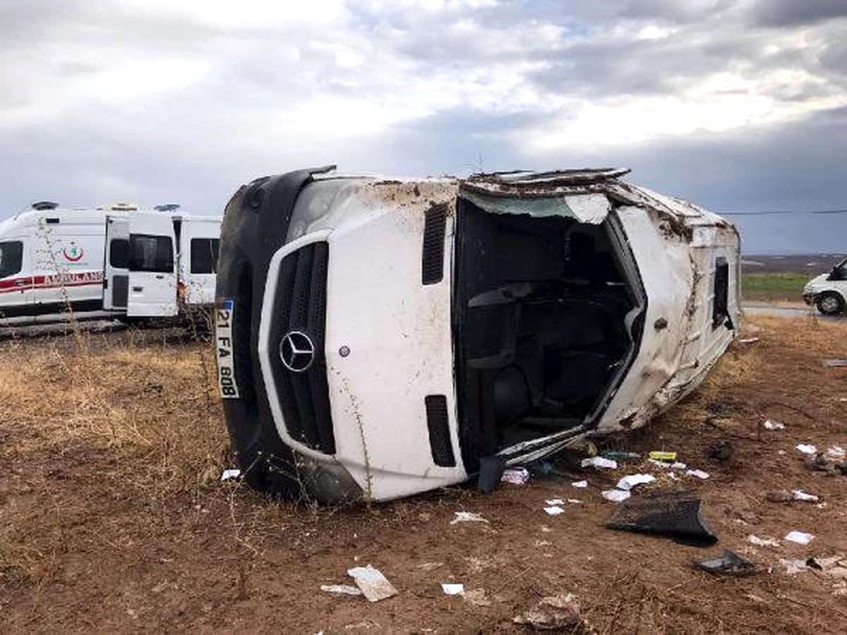 Öğretmenleri Taşıyan Minibüs Devrildi: 2\'si Ağır 10 Yaralı
