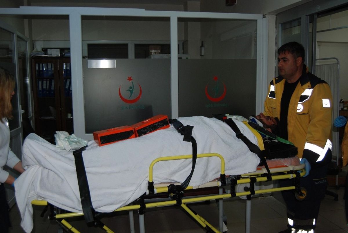 Otomobil Dereye Uçtu: 4 Yaralı