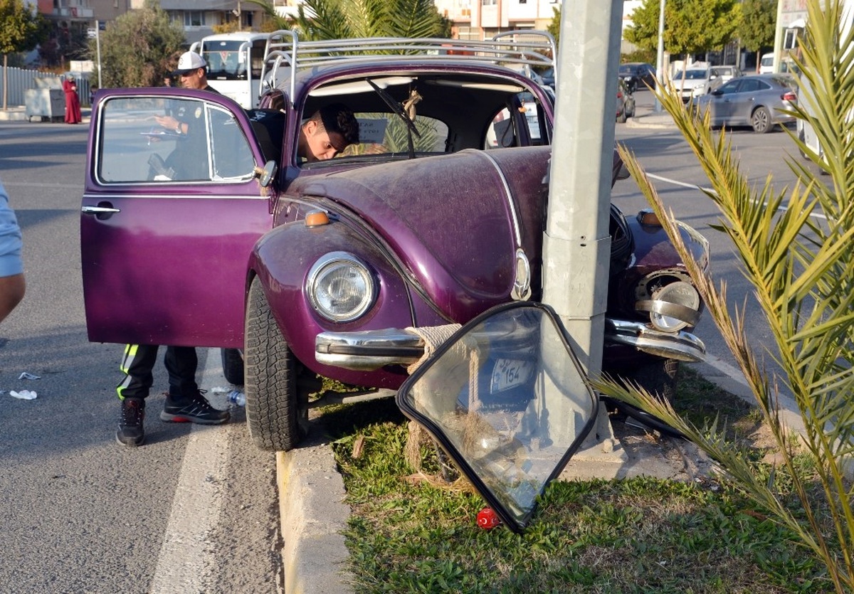 Otomobil Elektrik Direğine Çarptı: 2 Yaralı
