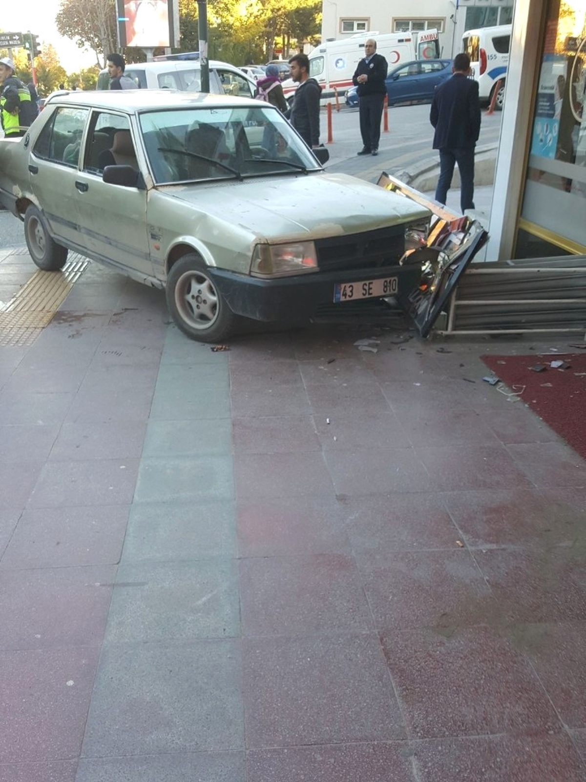 Otomobilin Kaldırımda Yürüyen 2 Kadın ve Bir Çocuğa Çarpma Anı Kamerada