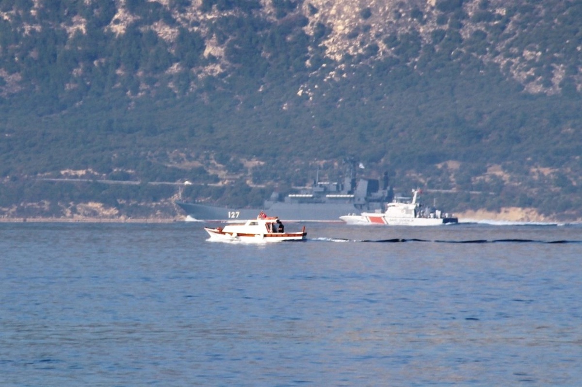 Rus Savaş Gemisi Çanakkale Boğazı\'ndan Geçti