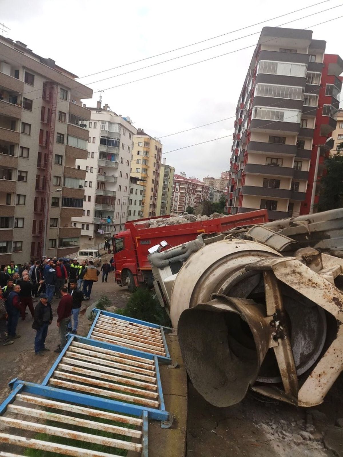 Trabzon\'da 24 Saat İçinde Aynı Yerde İkinci Hafriyat Kamyonu Kazası: 2 Yaralı