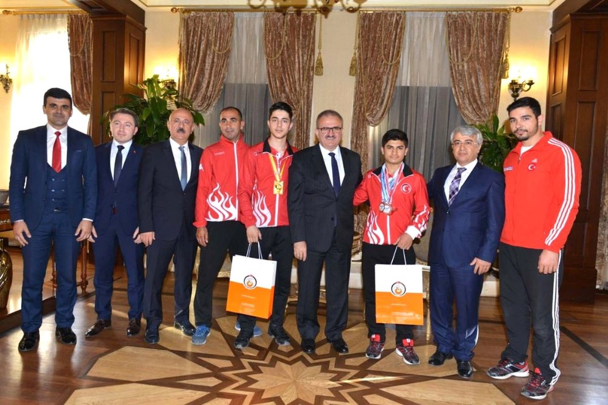 Vali Karaloğlu, Avrupa ve Dünya Şampiyonu Sporcuları Kabul Etti