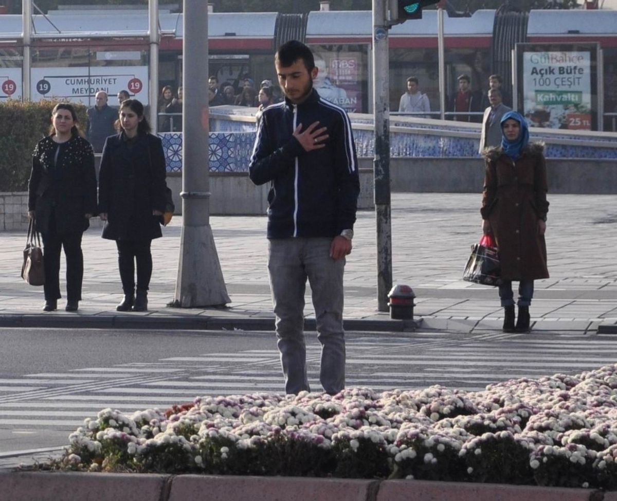 09: 05\'te Herkes Saygı Duruşunda Bulundu