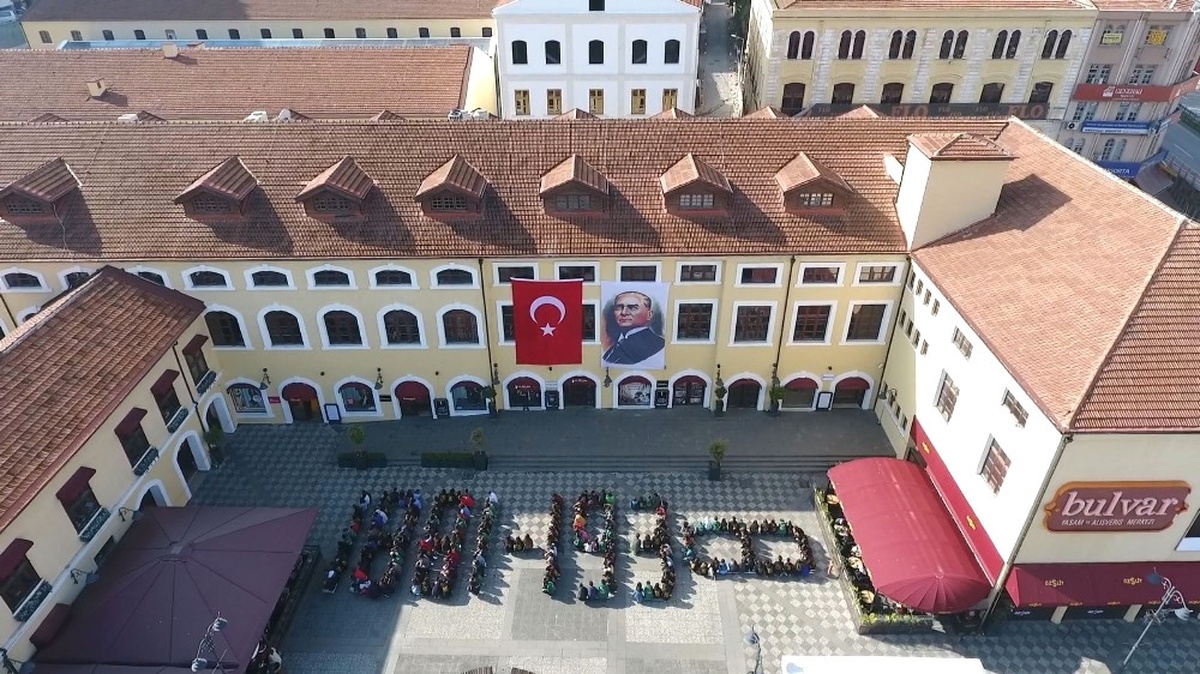 300 Kişilik İnsan Zincirli 10 Kasım Koreografisi