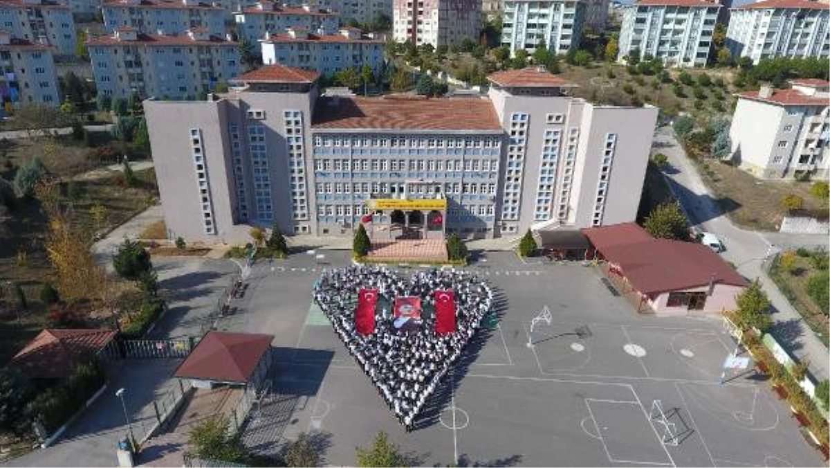 613 Öğrenci, Kalp Figürü Oluşturarak Atatürk\'ü Andı