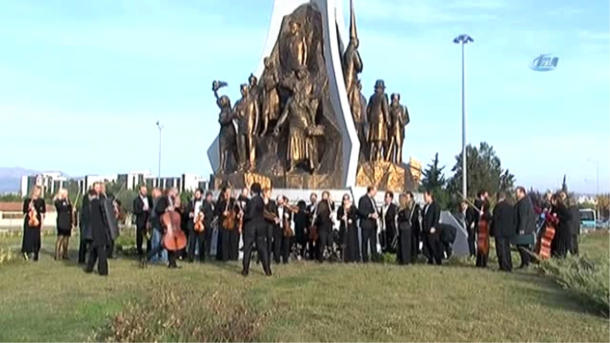 65 Kişilik Dev Senfoni Orkestrası Anıtın Önünde Atatürk\'ü Andı