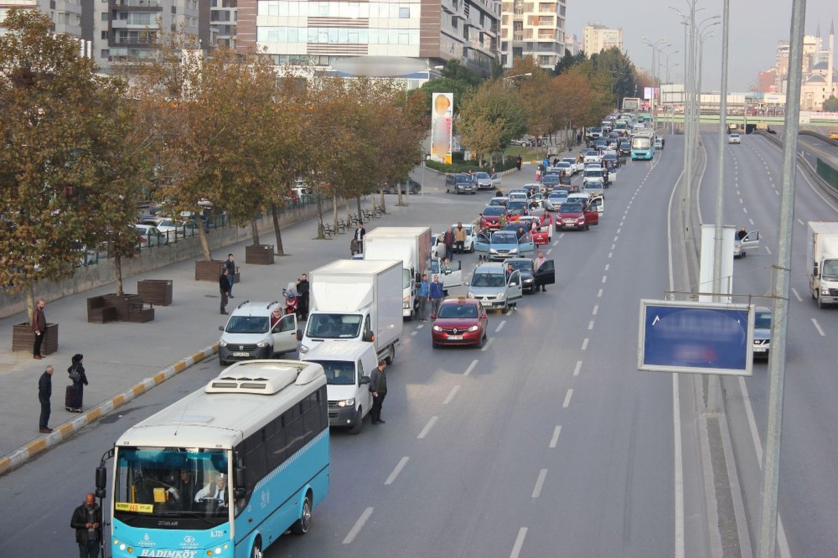 9\'u 5 Geçe E-5\'te Trafik Durdu