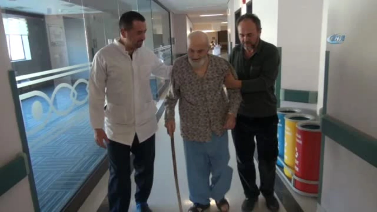92 Yaşındaki Yaşlı Adama 6 Bel Omurga Vidası, 2 Adet Bel Disk Protezi Takıldı