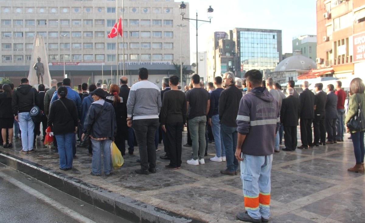 Adana\'da Saat Dokuzu Beş Geçe Hayat Durdu