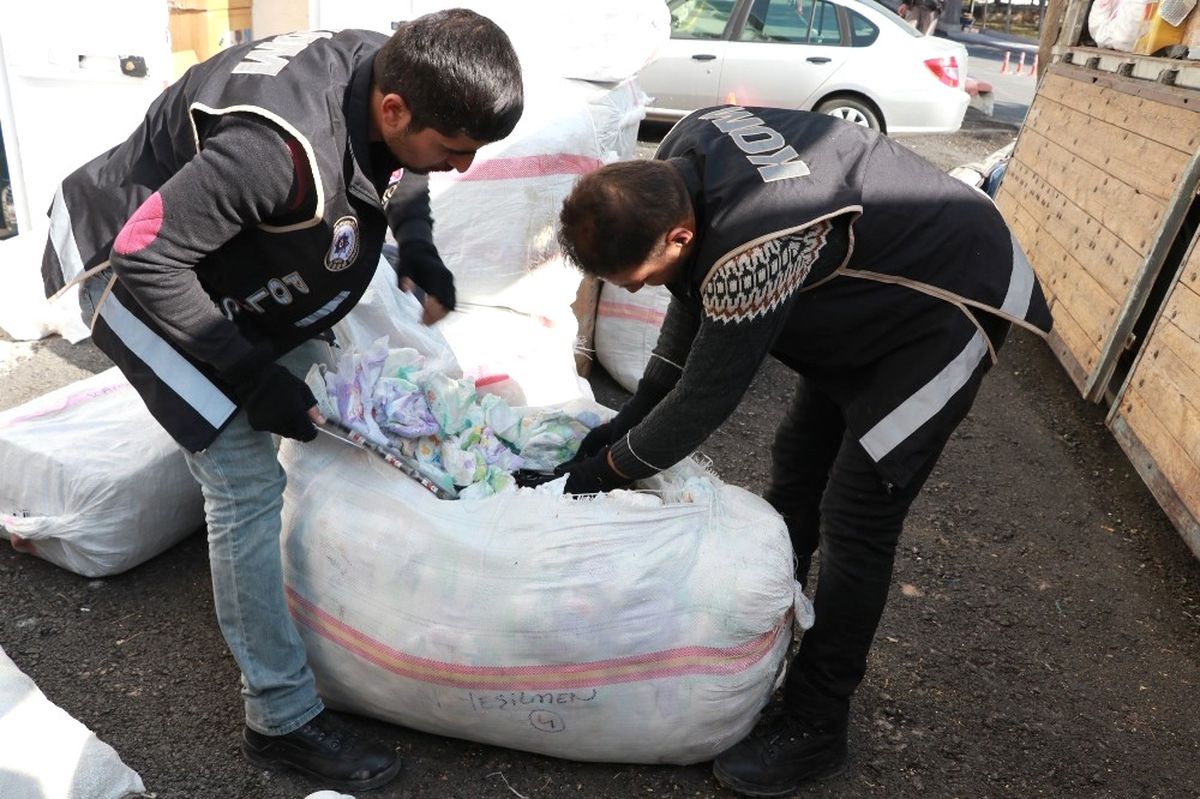 Aksaray\'da Bebek Bezleri Arasında Kaçak Sigara Sevkiyatı