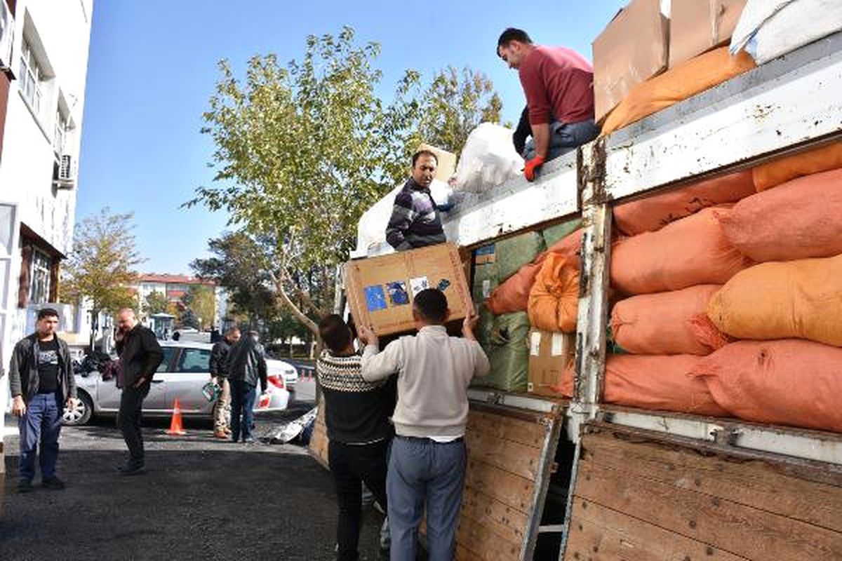 Aksaray\'da Kamyondan Kaçak Sigara, Tütün ve Saat Çıktı