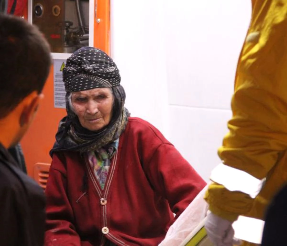 Alevler Arasında Kalan Yaşlı Kadını, Kazayı İzleyen Gençler Kurtardı