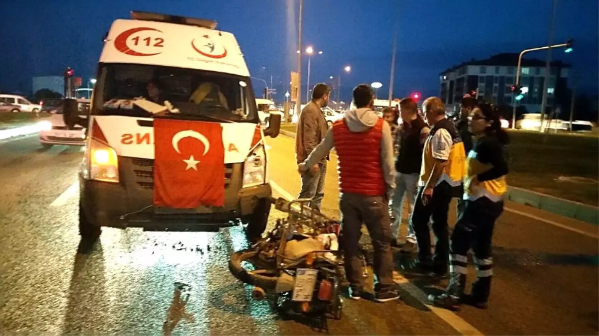 Ambulans Motosikletliye Çarptı