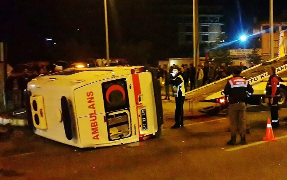 Ambulansla Otomobil Çarpıştı: 6 Yaralı