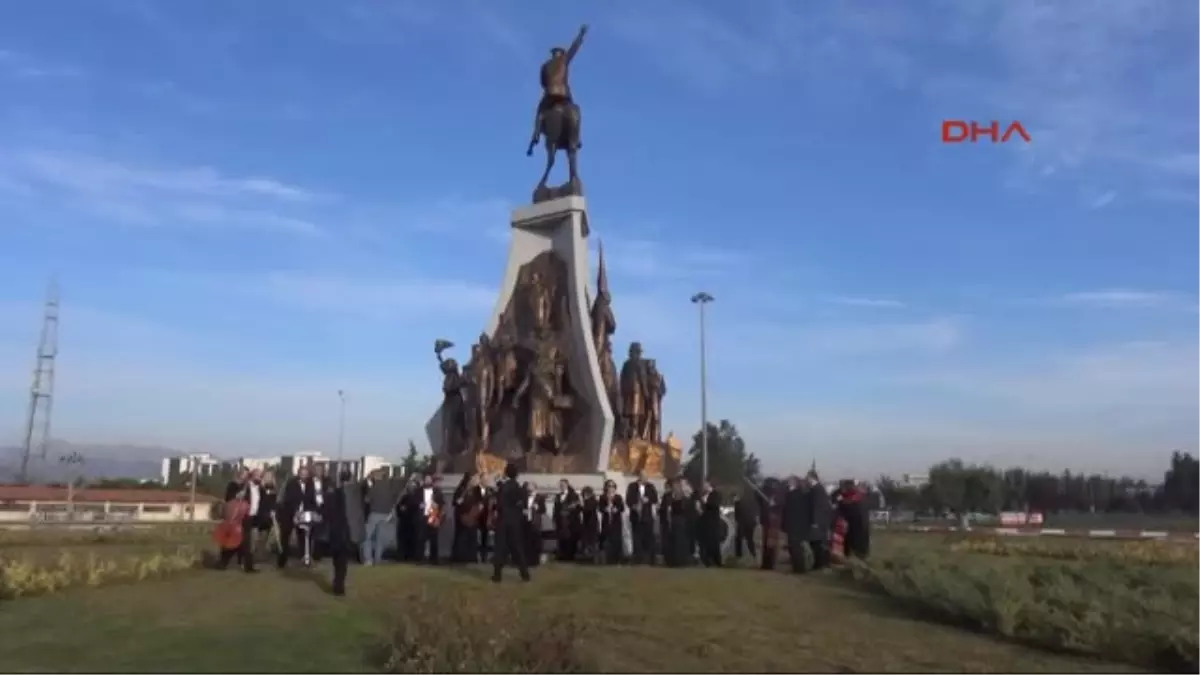 Antalya Devlet Sanatçıları, Ata\'yı Kavşaktaki Anıtın Önünde Andı