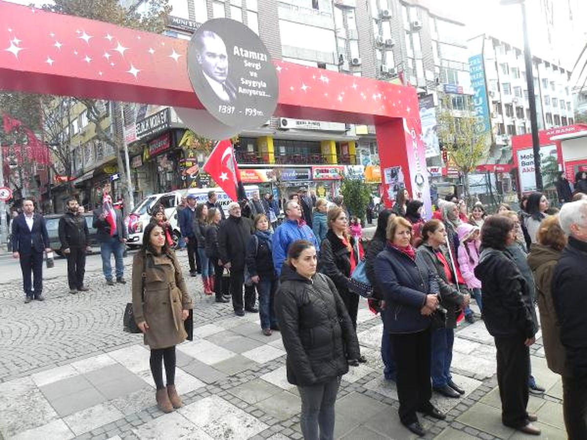 Ata\'yı Anmak İçin İnsan Zinciri Oluşturuldu