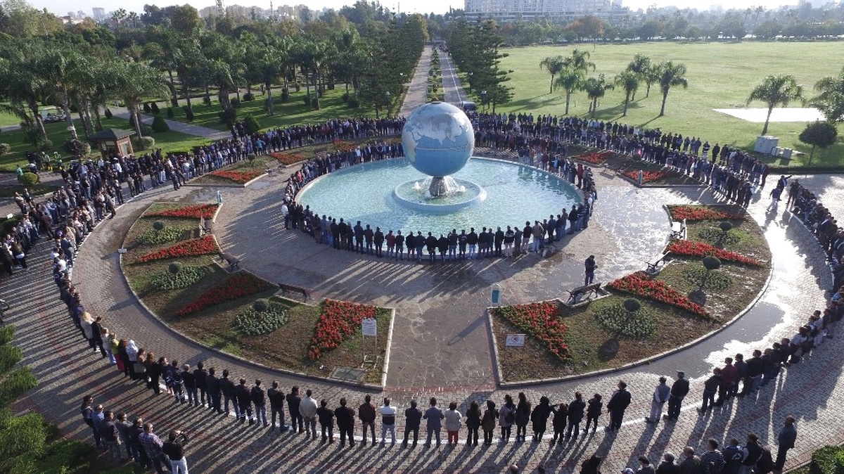 Atatürk, Adana\'da \'Saygı Zinciri\'yle Anıldı