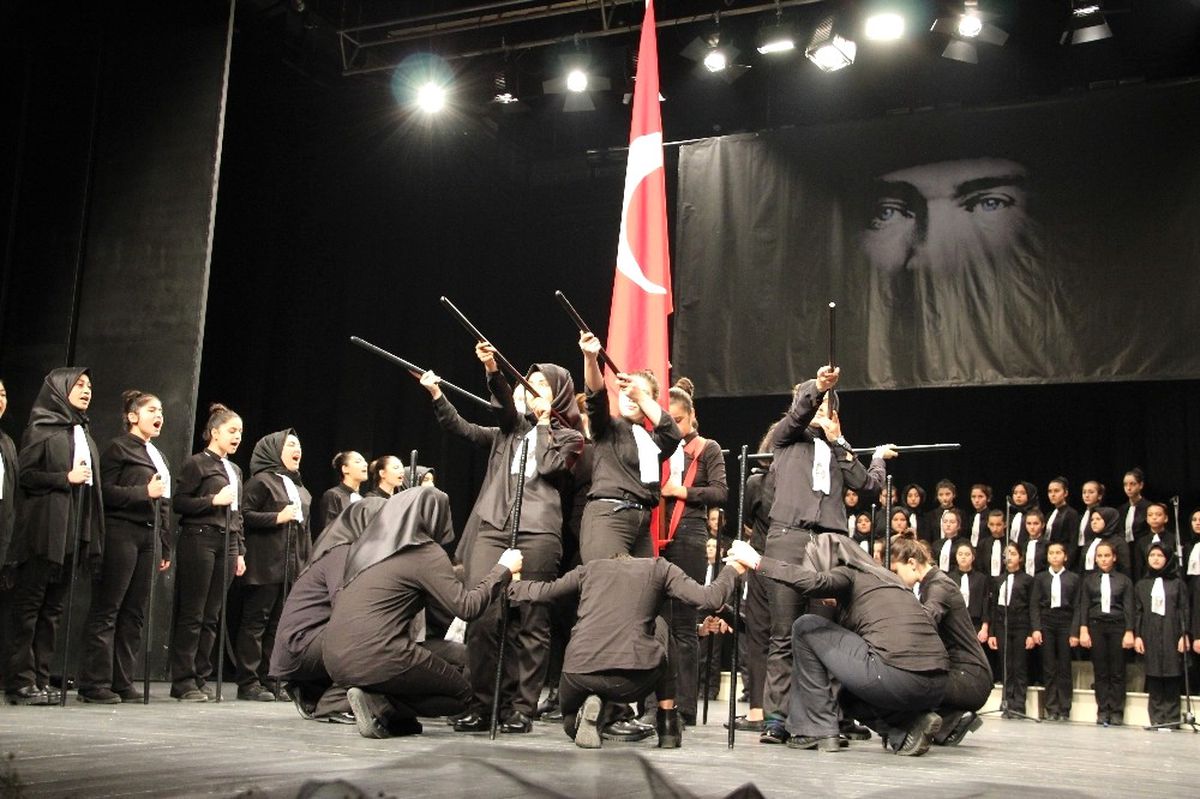Atatürk\'ü Anma Programında Öğrencilerin Gösterisi Büyük İlgi Gördü