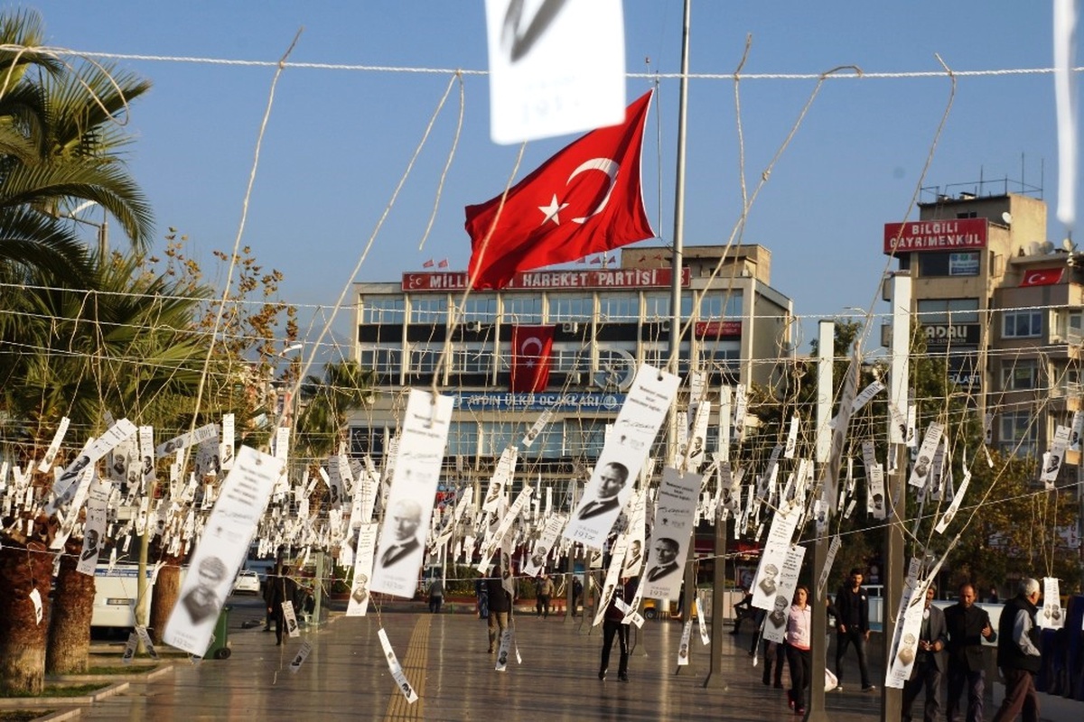 Atatürk\'ün Anısına Meydana 3000 Kitap Ayracı Astılar