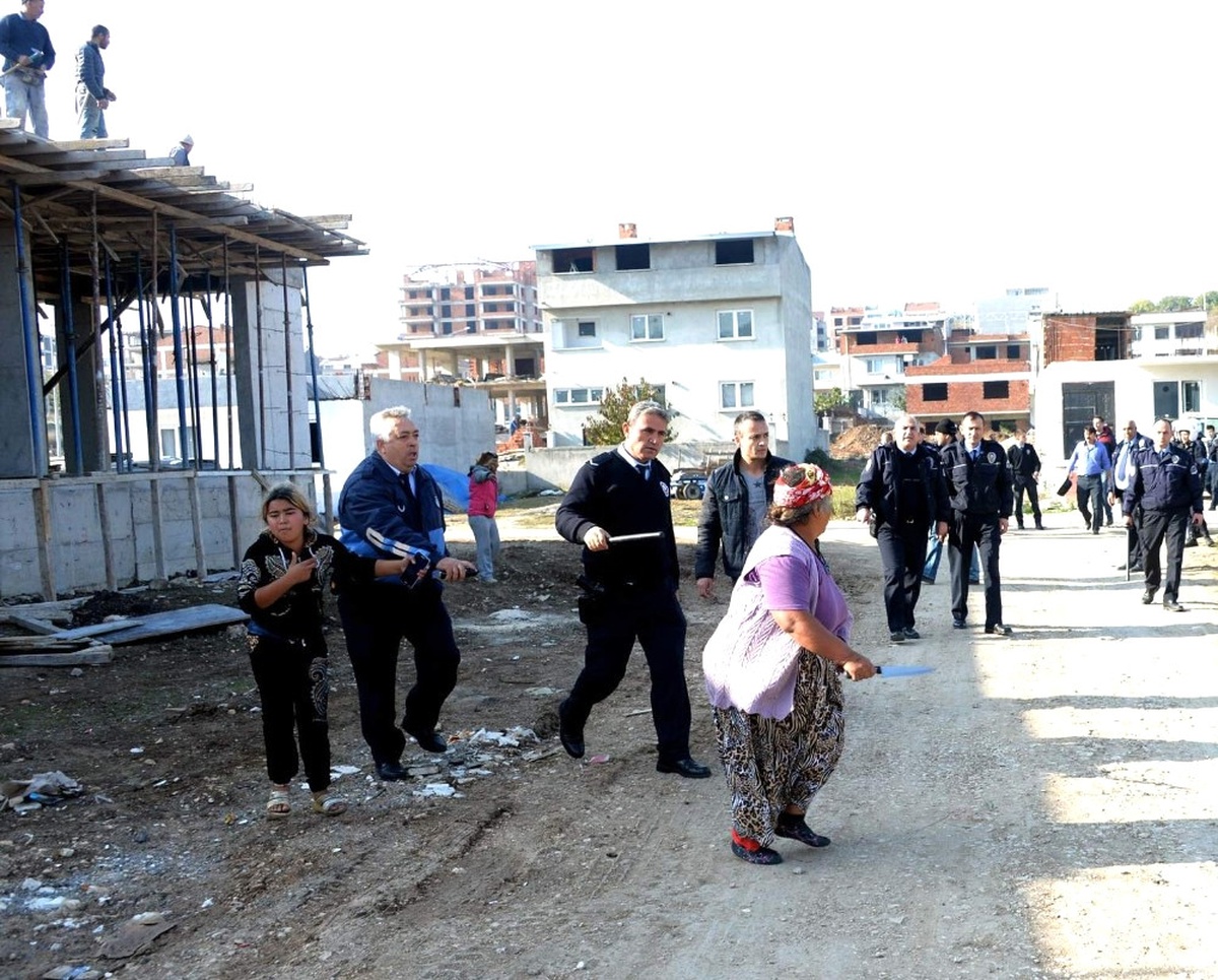 Başıboş At ve Kaçak Baraka Sahipleri Zabıta ve Polise Bıçakla Direndi