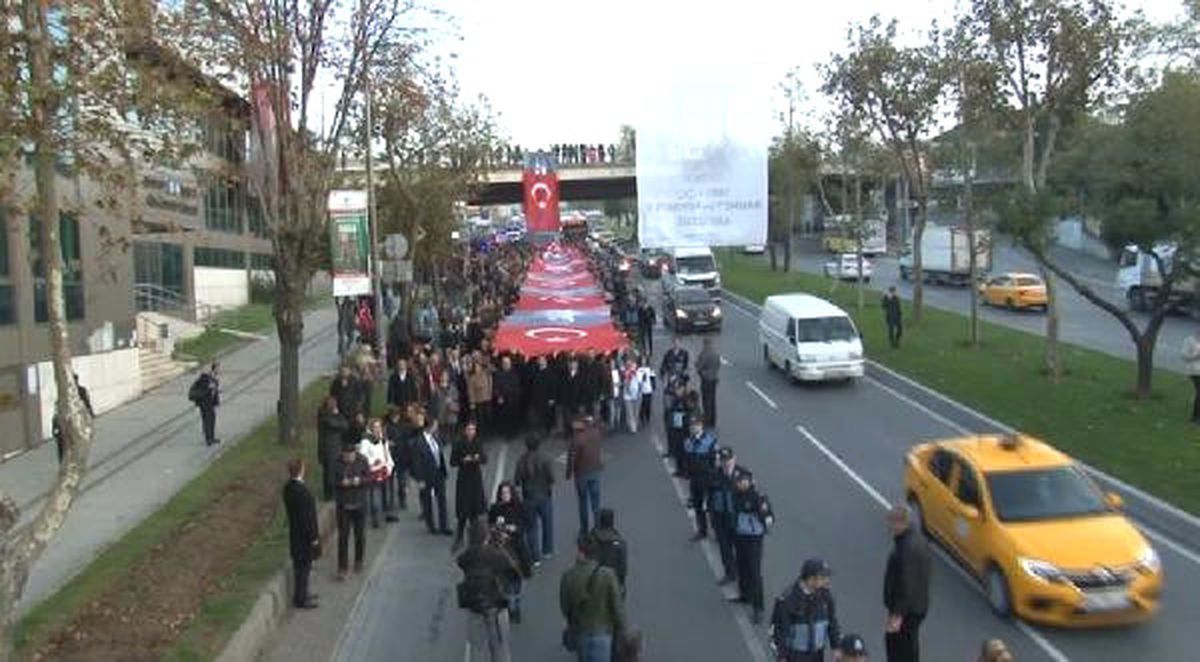 Beşiktaş\'ta Dev Türk Bayrağıyla Saygı Yürüyüşü