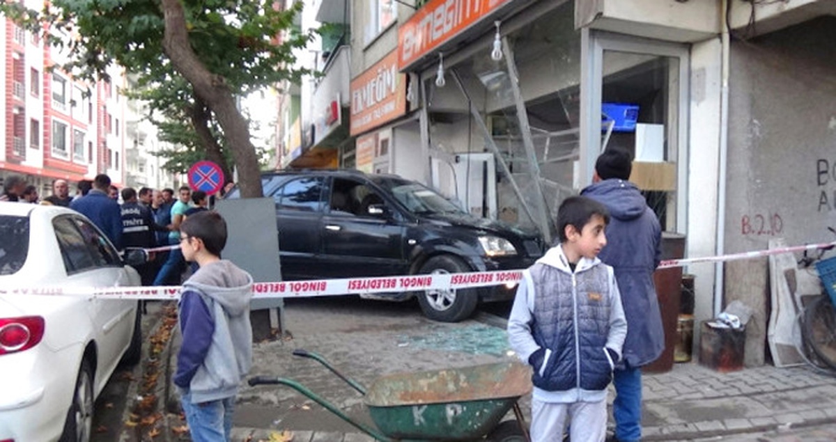 Bingöl\'de Kontrolden Çıkan Otomobil Fırına Girdi!