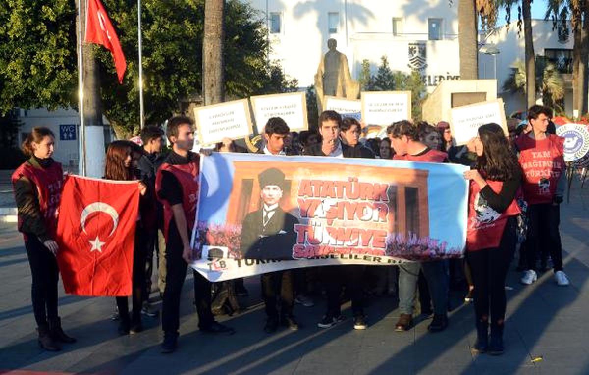 Bodrum\'da Liseliler Atatürk\'ü Andı