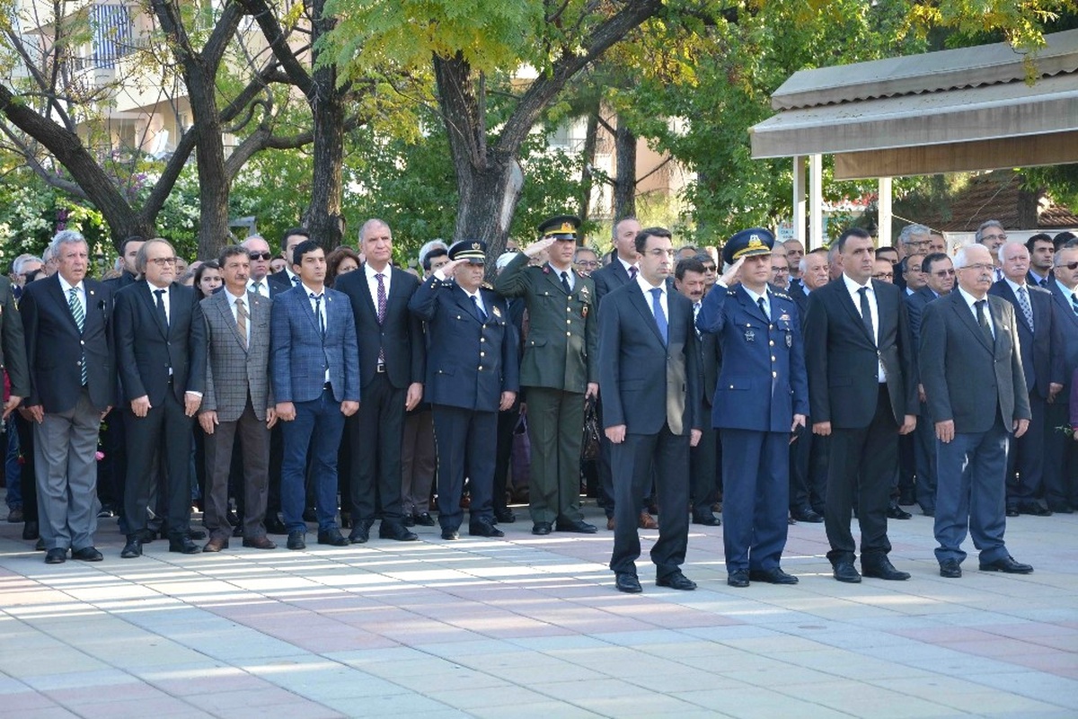 Büyük Önder Atatürk\'ü Anıyoruz