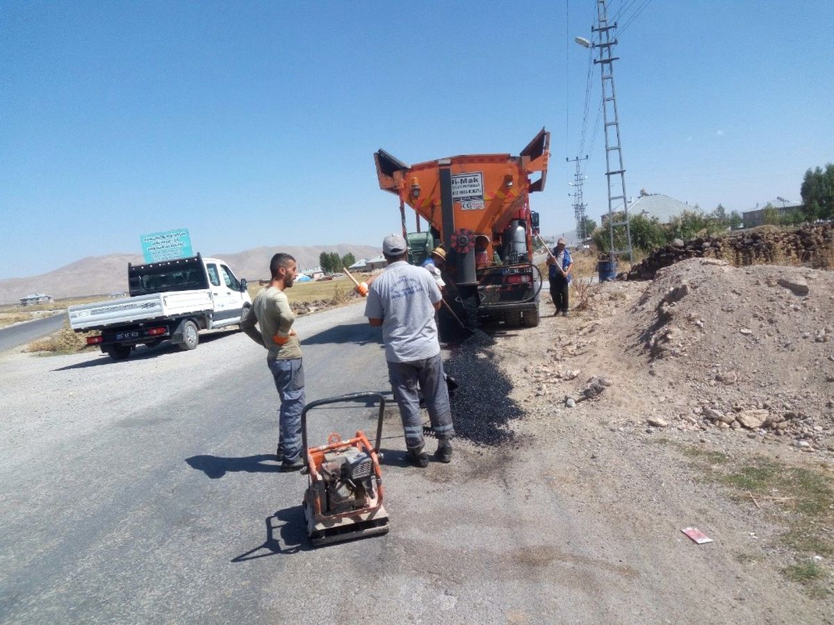 Çaldıran\'da Yol Yapım Çalışması