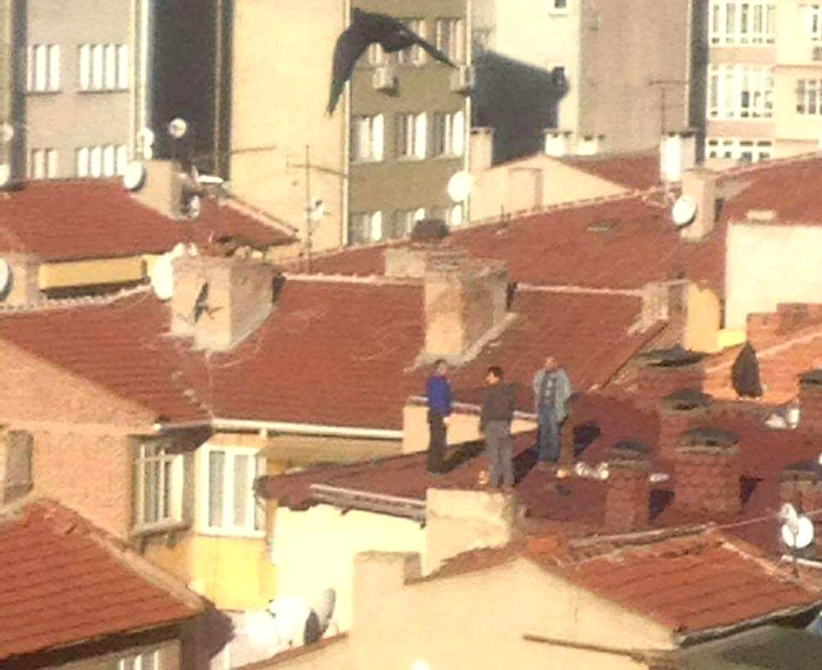 Çatıda İşlerini Bırakıp Saygı Duruşuna Geçtiler
