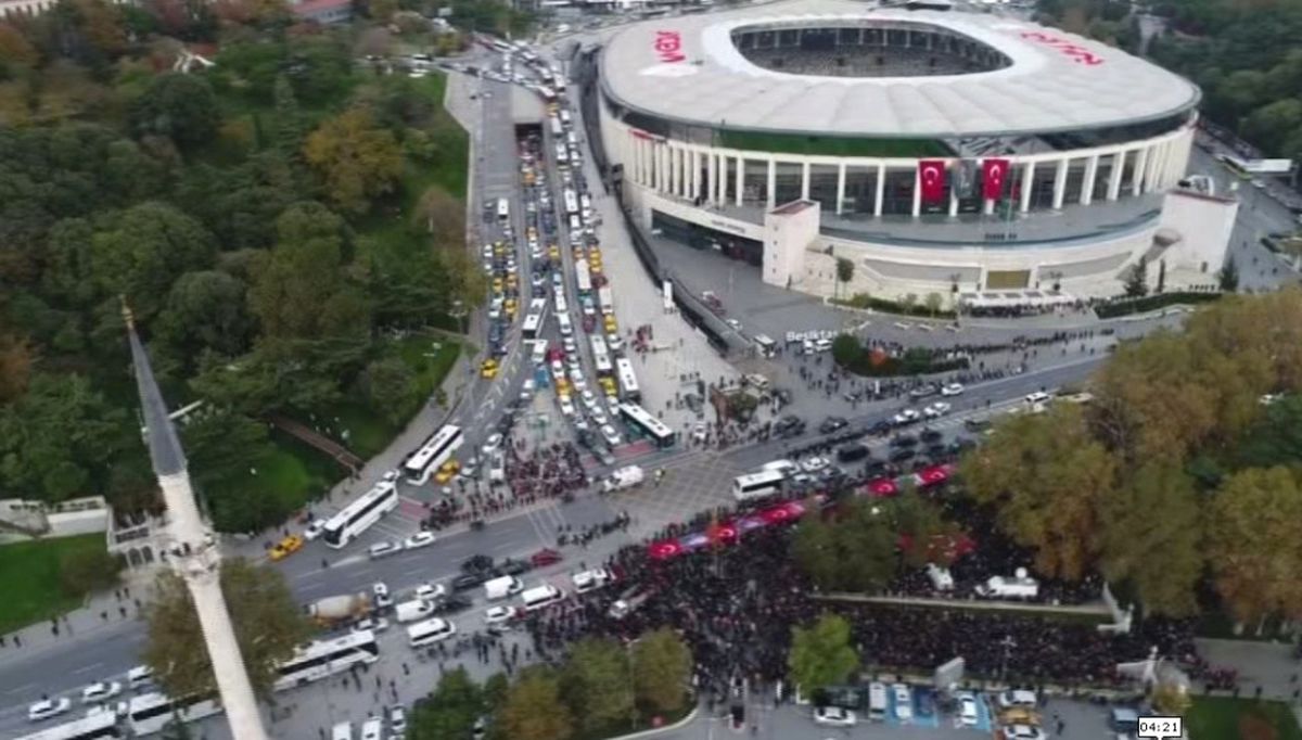 Dev Türk Bayrağıyla Binler Dolmabahçe\'ye Yürüdü