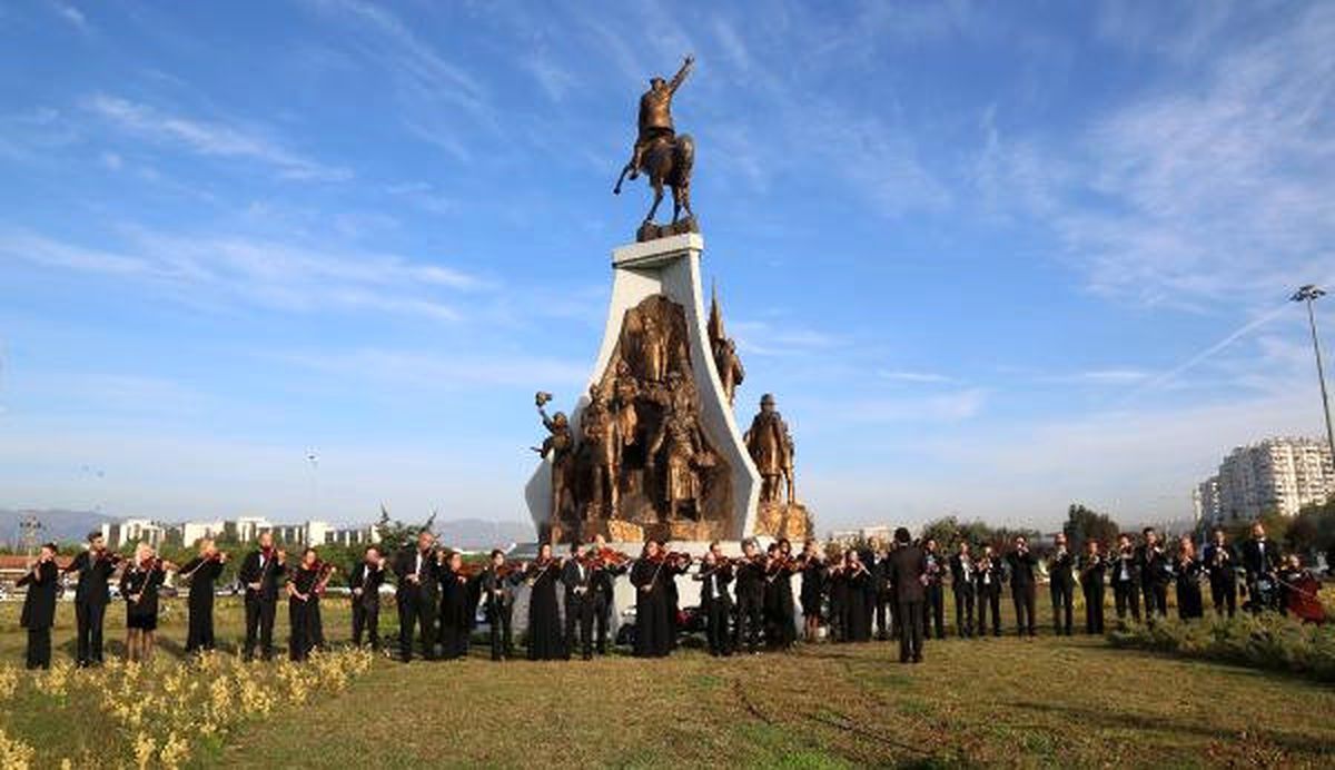 Devlet Sanatçıları, Ata\'yı Kavşaktaki Anıtın Önünde Andı