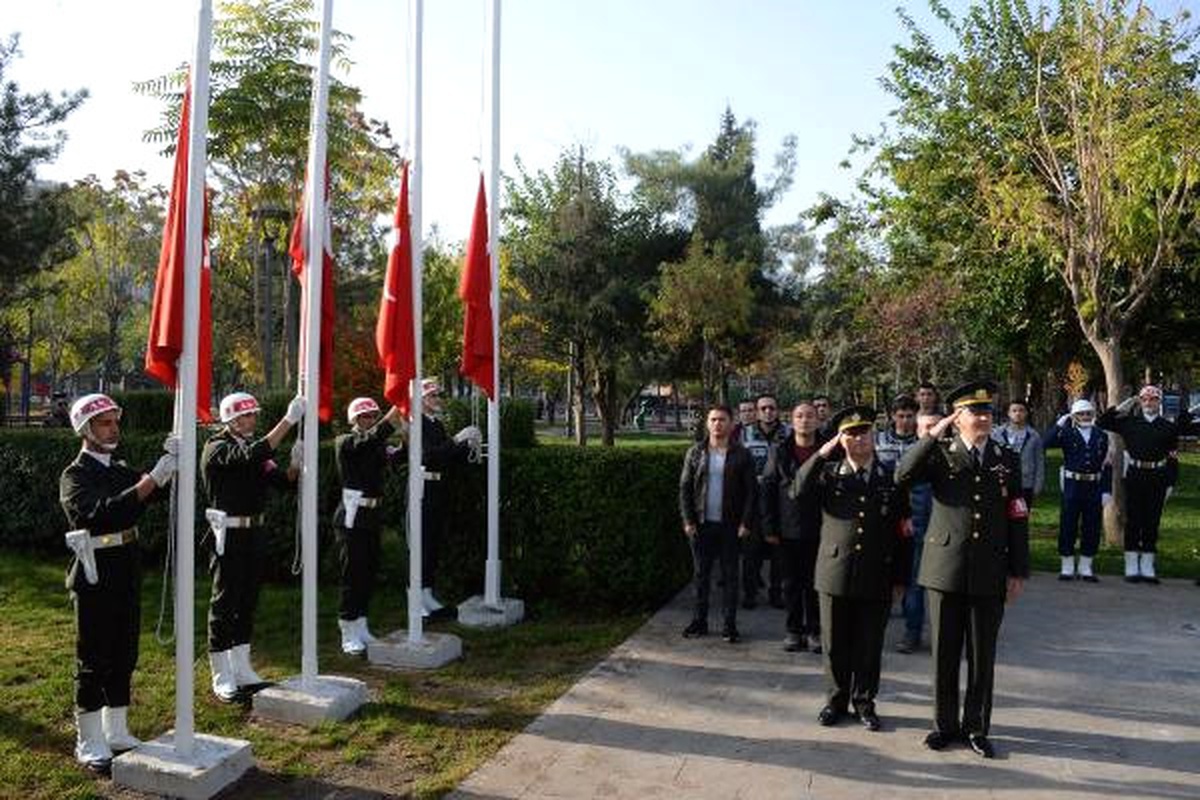Diyarbakır\'da, Gazi Mustafa Kemal Atatürk Özlemle Anıldı