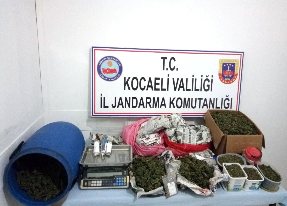 Evde Esrar Üreten Karı Koca Jandarmaya Yakalandı