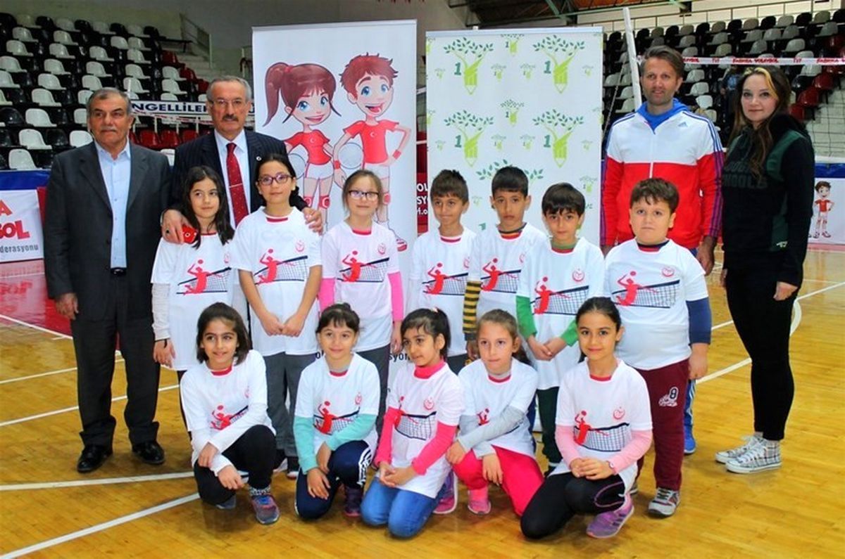 Fabrika Voleybol Okulunda Eğitimler Devam Ediyor