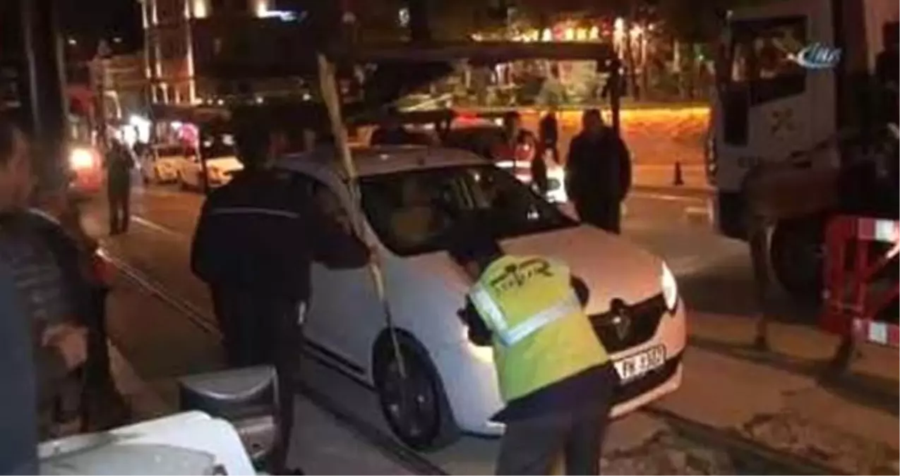 Karaköy\'de Tramvay Durağına Araç Girdi, Seferler Tamamen Durduruldu