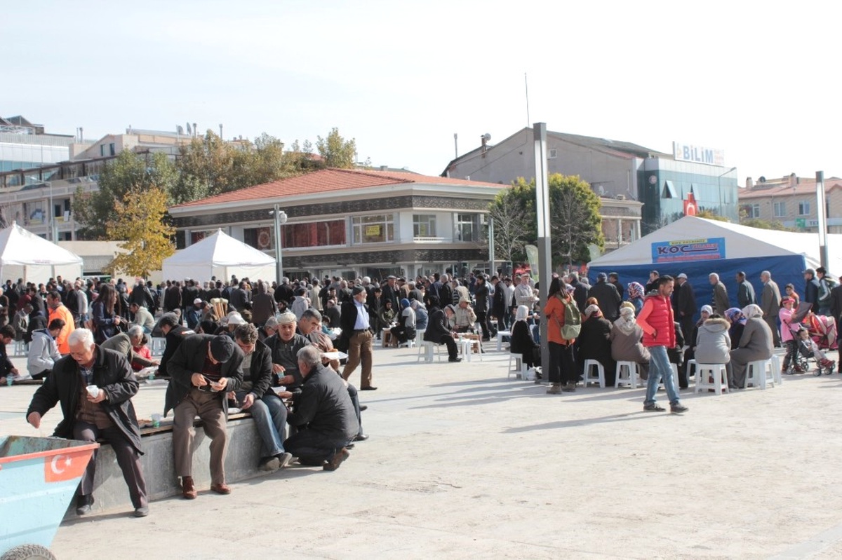 Her Ayın İlk Cuma Günü Verilen \'Ahi Pilavı\'na Yoğun İlgi