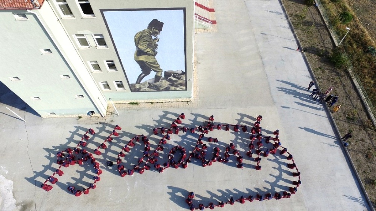 İmam Hatip Öğrencilerinden Atatürk Kareografisi