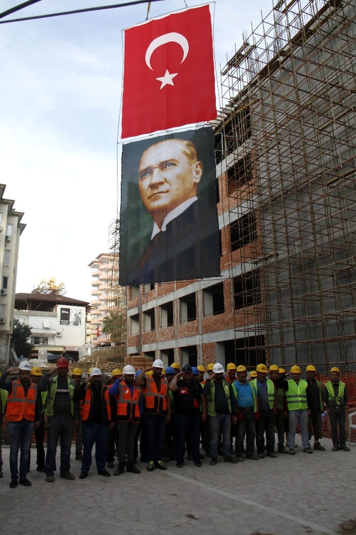 İnşaat İşçileri Mustafa Kemal Atatürk\'ü Saygıyla Andı