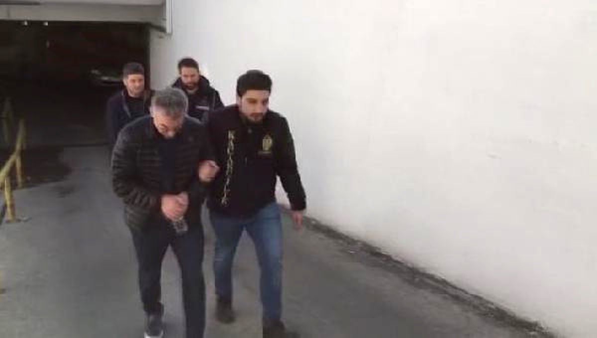 İnterpol\'ün Aradığı Sahtecileri Polisler Kargo Çalışanı Kılığına Girip Yakaladı