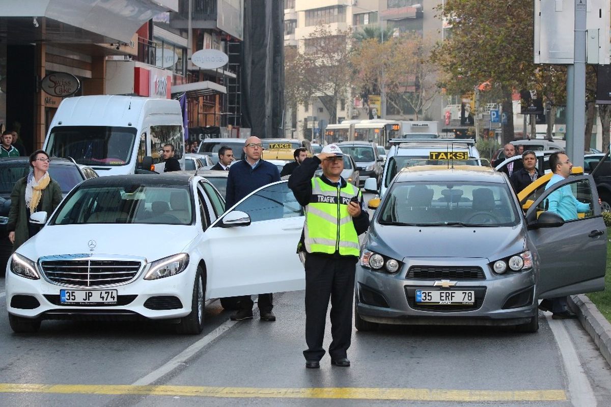 İzmir Ata\'yı Andı