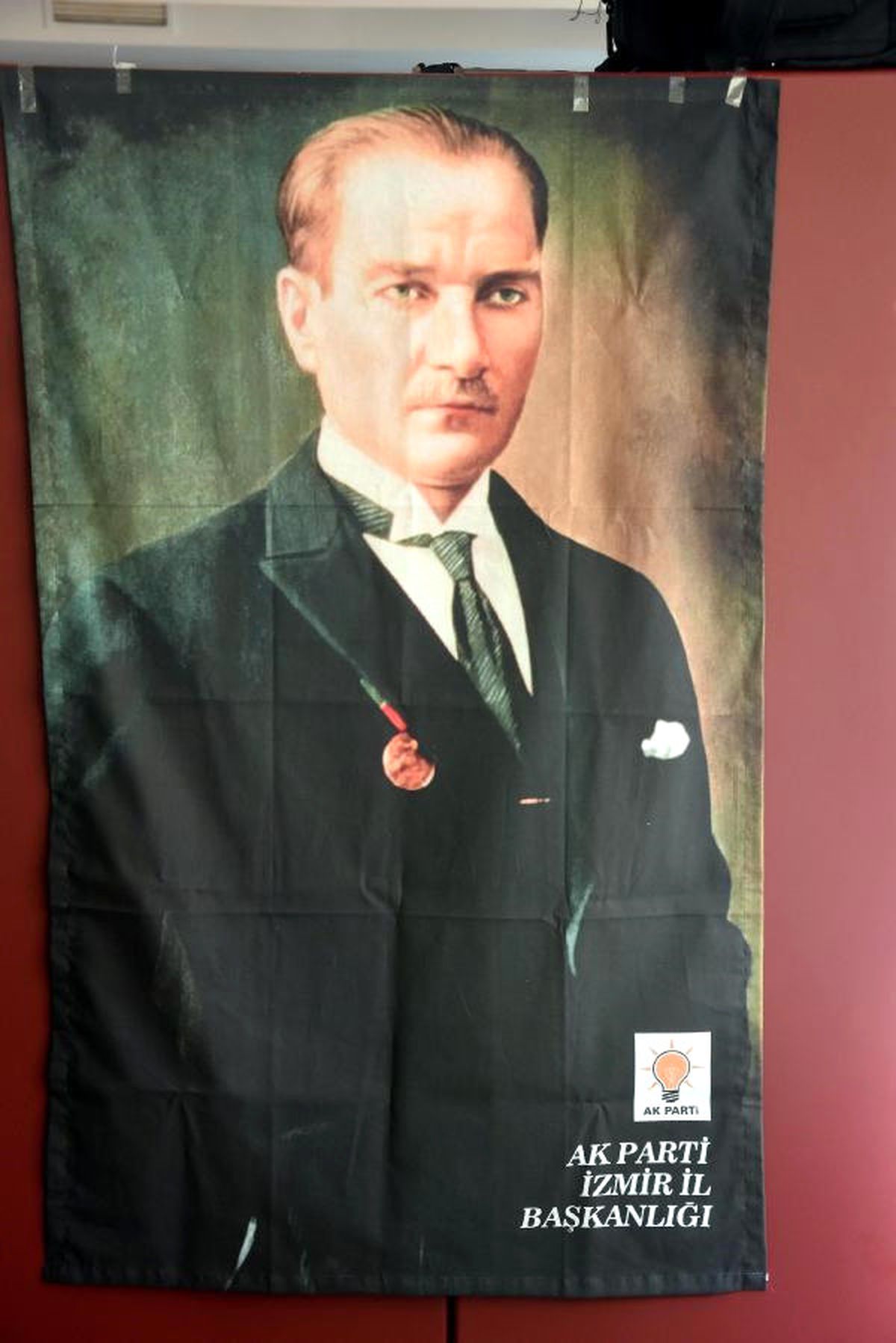 İzmir\'de AK Parti\'den 100 Bin Atatürk Posteri