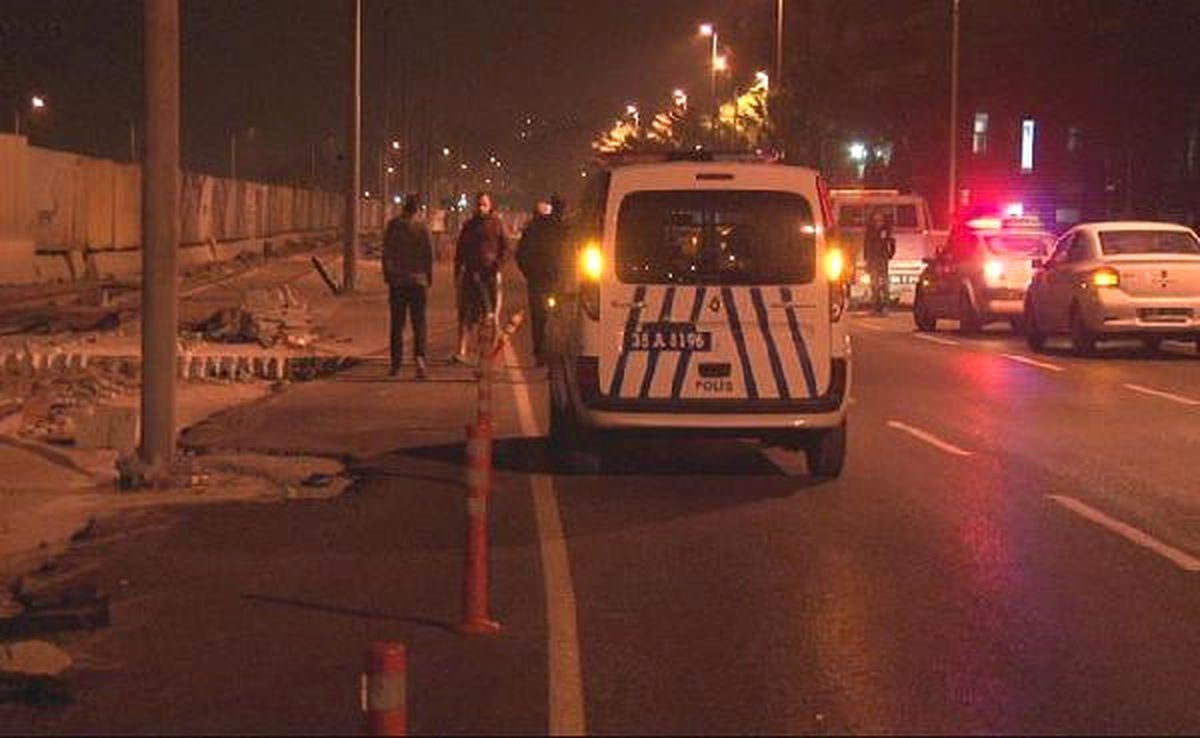 İzmir\'de Motosiklet Devrildi: 1 Ölü, 1 Yaralı