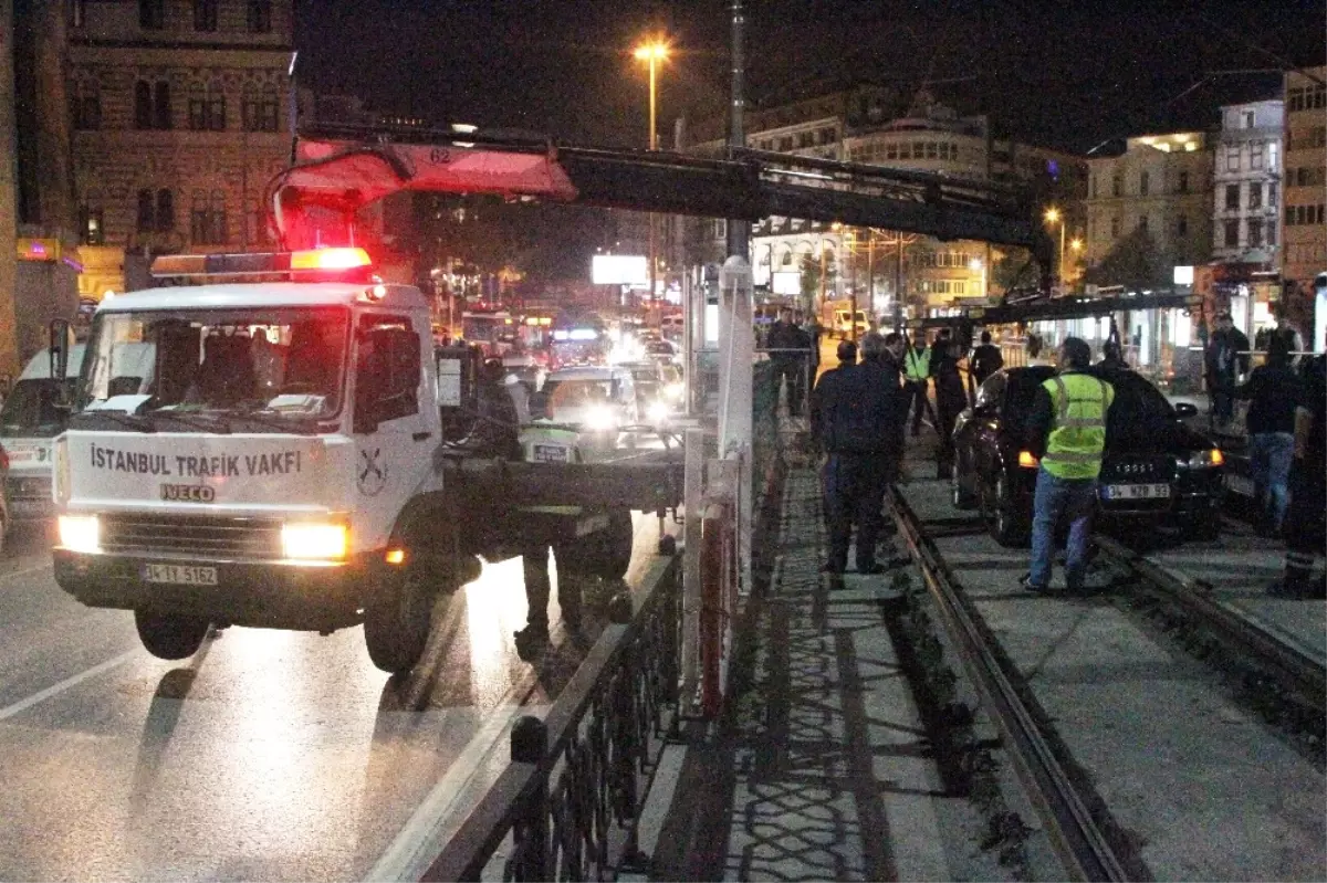 Kadıköy\'de Kontrolden Çıkan Otomobil Tramvay Yoluna Girdi, Seferler Aksadı