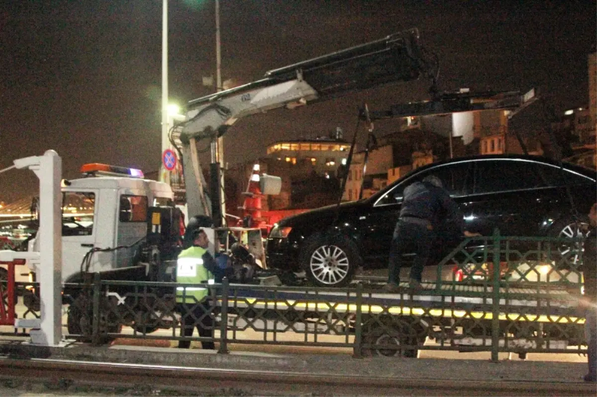 Karaköy\'de Kontrolden Çıkan Otomobil Tramvay Yoluna Girdi